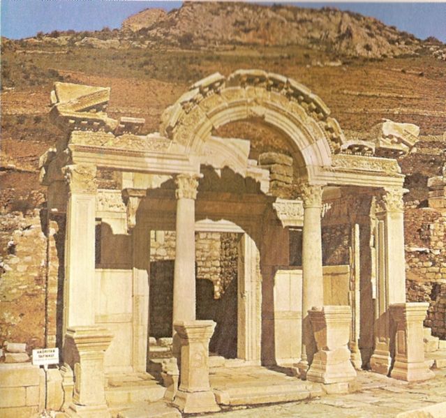 ملف:Efesos - Temple of Hadrian.jpg