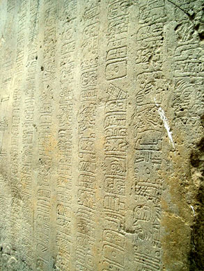 Vista en ángulo de los símbolos de la Estela 1 La Mojarra.