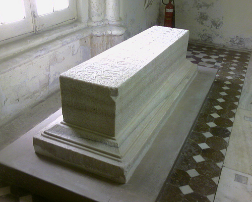 ملف:Anarkali tomb sarcophagus, November 2008.jpg