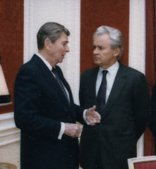 ملف:Reagan and Dubinin at the Soviet Embassy.png