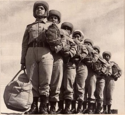 ملف:Shahdan el-Shazli trains as volunteer paratrooper-June1971-AP.jpg