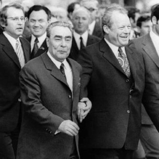 ملف:Brezhnev and Willy Brandt 1973-05-19.jpg