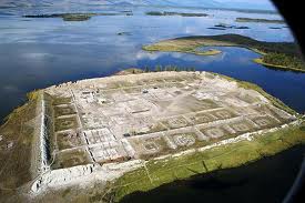 صورة جوية لحصن أويغوري (من القرن الثامن) حالياً في پور-باجين، جمهورية توڤا، روسيا، على بعد 20 كم من الحدود المنغولية.