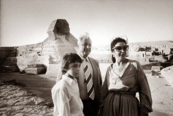 ملف:شارون وزوجته ليلى وابنه، أمام أبو الهول، منتصف 1981.jpg