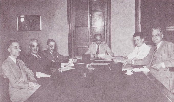 ملف:اجتماع لجنة الإشراف على النشاط الثقافي والأدبي لدار المعارف.jpg