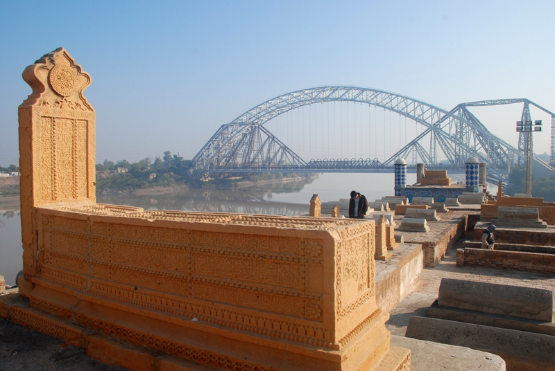 ملف:Sukkur Graves.jpg