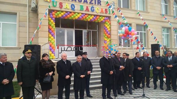 مدرسة سوزان مبارك للغة العربية في خردلان مقاطعة أبشرون، وقد تغير اسمها إلى "المدرسة المصرية" بعد سقوط مبارك. الصورة في مارس 2015.