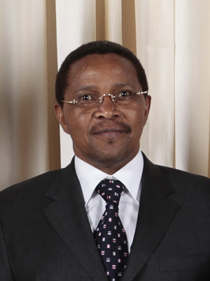 Jakaya Kikwete with Obamas cropped.jpg