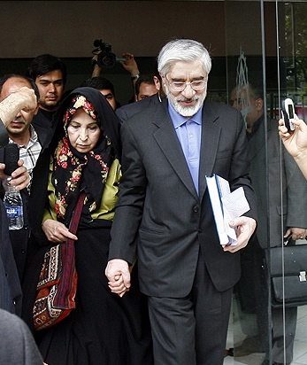 ملف:Mousavi-and-wife2.jpg