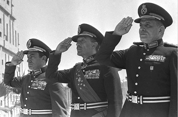 ملف:حسني مبارك والسادات وأبو غزالة.jpg