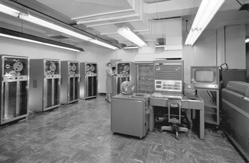 ملف:IBM 704 mainframe.gif