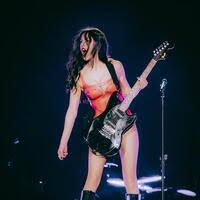 أوليفيا رودريجو في حفل غنائي.jpg