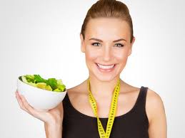 فتاة تحمل طبق من السلطة الخضراء.jpg