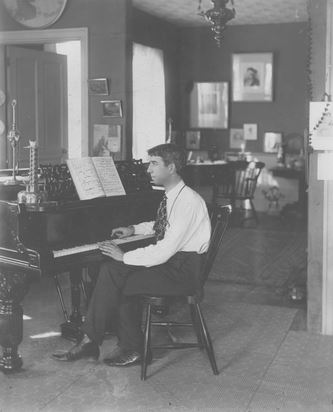 ملف:Ethelbert Nevin at his desk.jpg