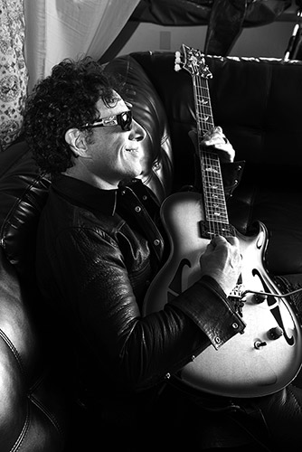 ملف:Neal Schon in July 2013.jpg