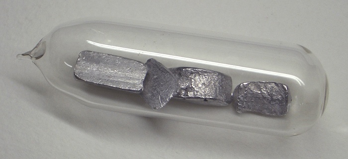 ملف:Thallium pieces in ampoule.jpg