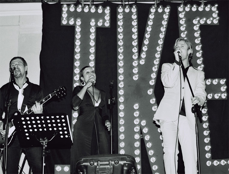 ملف:Ike Moriz CD launch (Play Me) 11 November 2005.jpg