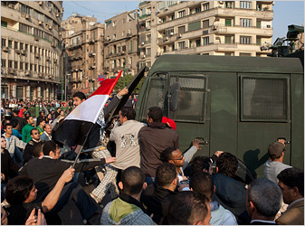 ملف:المتظاهرون يهاجمون العربات المدرعة في مظاهرات يوم الغضب.jpg