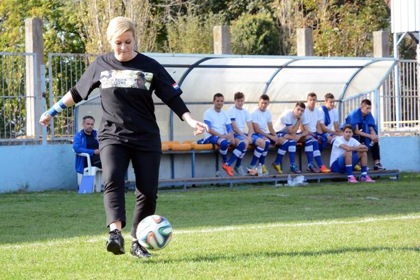 ملف:كوليندا غرابار كيتاروفيتش تلعب كرة القدم.jpeg