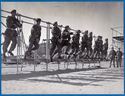 ملف:British parachute troops soldiers Suez canal Egypt c 1952.jpg
