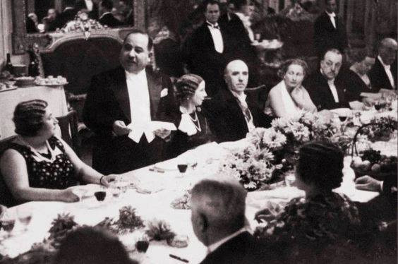 ملف:أحمد ماهر باشا يلقي كلمة في العاصمة الرومانية بوخارست 1944.jpg