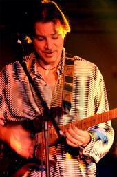 ملف:Guitarist Dick Smith.jpg