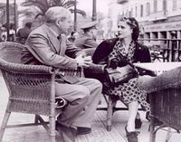 الكاتبة المسرحية والمشرعة والدبلوماسية الأمريكية كلير بوث لوس تجلس في فندق شپرد بالقاهرة لتناقش خطط جولتها في الشرق الأوسط مع دوگلاس وليامز المستشار الصحفي في القاهرة.