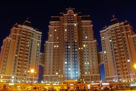 مع عقارب الساعة من أعلى: Panoramic view of Aktau and the sea; Aktau Mosque; Rocky seacoast of Caspian Sea; statue of Shevchenko monument; MiG jet monument; Ship that resembles trading monument; Great Patriotic War monument with eternal flame.