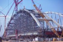 استكمال تجميع الأقواس على الرصيف وتجهيزها للنقل والتركيب على دعامات الحلقات.