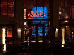 Night view of a bar located opposite to the central railroad station in إرفورت، ألمانيا.