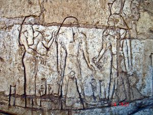 شوشنق الثالث، يقف على القارب "مسكتت"، قارب الليل، مع الإله آتوم. من مقبرته في تانيس.