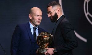 بنزيمة اثناء تسلمه الكرة الذهبية أكتوبر 2022.jpg