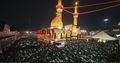 آلاف المصلين في صحن مرقد الإمام العباس بن علي بن أبي طالب في أيام إحياء ذكرى عاشوراء، ديسمبر 2010.