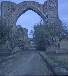 أحد المداخل الرئيسية للمجمع