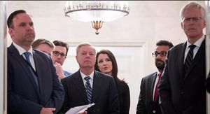 مسئولين أمريكيين في إدارة ترامب يتوسطهم كاتش باتل.JPG