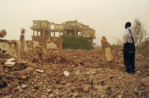 ركام مصنع الشفاء للأدوية في السودان بعد أن قصفته الولايات المتحدة عام 1998