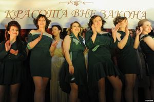 سجينات يشاركن في عرض أزياء بالسجن الإحتياطي في موسكو، مارس 2013.jpg