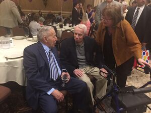 مايكل بري (يسار) خلال حفل عيد ميلاده ال95 في 9 مايو 2015