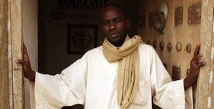 نساخ من مدينة تنبكتو ضمن مشروع مخطوطات تنبكتو.