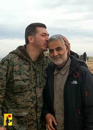 طالب عبد الله (يسار) يقبل رأس قاسم سليماني (يمين)