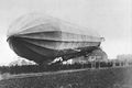 Zeppelin LZ 6 يهبط في إسن (ألمانيا) في عام 1909.