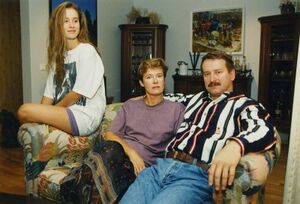 كايا كالاس (يسار) في شبابها مع والدتها ووالدها