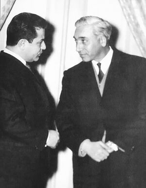 العقيد منذر موصلي ( مدير مكتب الرئيس ) مع الرئيس أمين الحافظ.jpeg