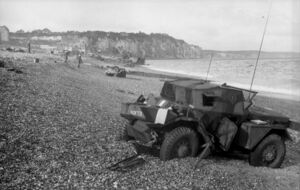 Bundesarchiv Bild 101I-362-2211-04, Dieppe, Landungsversuch, englischer Spähpanzer.jpg