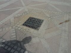 بالوعة في الساحة