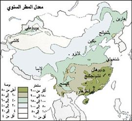 يصل معدل سقوط المطر ذروته في جنوب شرقي الصين، إذ يتراوح ما بين 100 و200سم سنويًا. أما الشمال، فإن معدل سقوط الأمطار فيه يختلف اختلافًا كبيرًا بين عام وآخر.