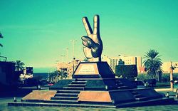 النصب التذكاري لشهداء "17 فبراير" في وسط مدينة الخمس.