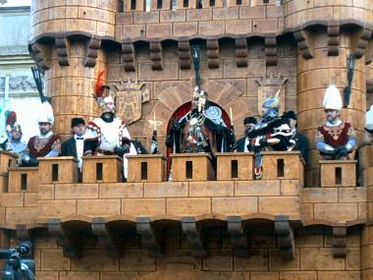 المسيحيون يستردون القلعة. احتفال مدينة البسيط.