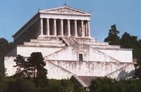 The Walhalla temple فوق الدانوب بالقرب من رگنزبورگ، ألمانيا