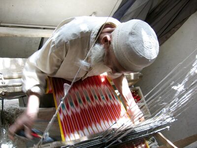 نول لنسج حرير أطلس، في خوتان.